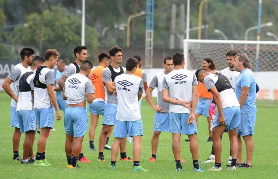 TRABAJA PENSANDO EN EL “ROJO”. Zielinski y sus jugadores entrenaron ayer por la mañana y volverán a verse hoy en el complejo de Ojo de Agua.  la gaceta / foto de hector peralta