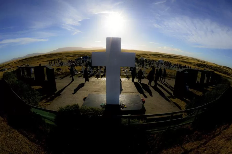 CIELO DESPEJADO. Una emocionante y respetuosa ceremonia vivieron ayer en el cementerio de Darwin unos 214 familiares de 90 soldados muertos.  