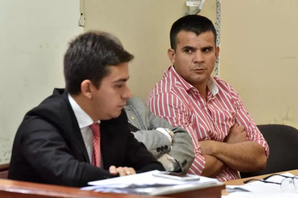 EN LA SALA. Acevedo (derecha) dirige su mirada hacia la zona donde se ubica el público durante el juicio. la gaceta / foto de Inés Quinteros Orio