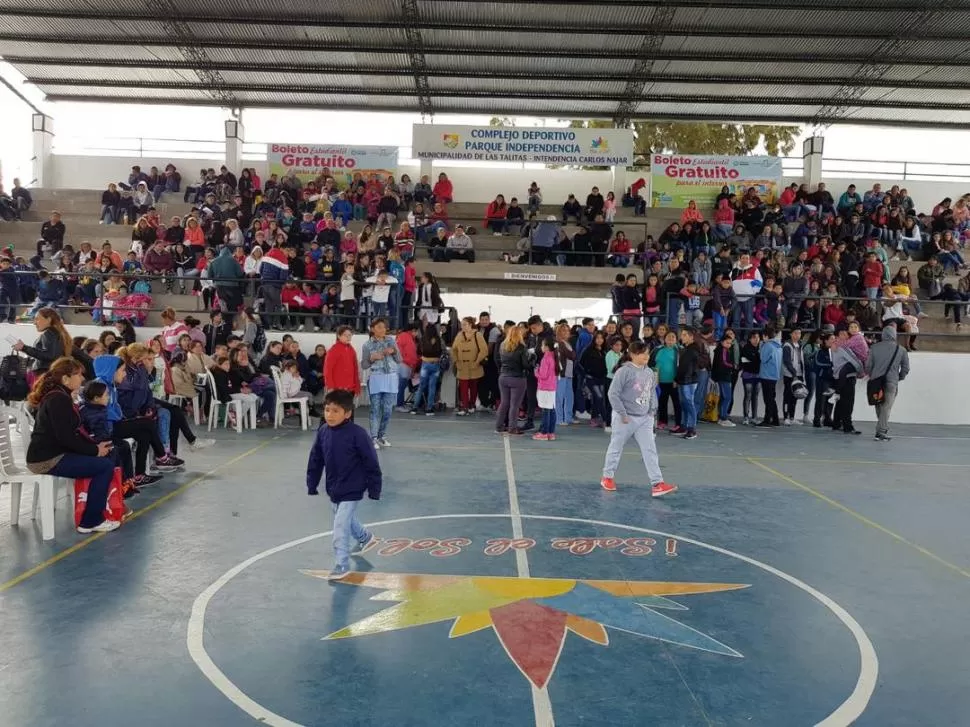 LAS TALITAS. Las autoridades acondicionaron el Complejo Deportivo Parque Independencia para la inscripción de beneficiarios del Boleto Estudiantil. prensa legisltura  