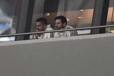 Messi sufrió en el palco y se fue antes del final del cotejo