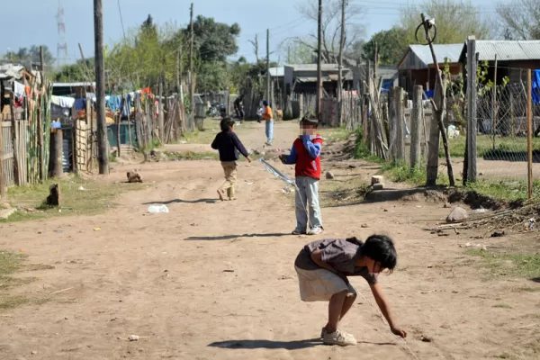 La pobreza bajó al 25,7% en Argentina y 1,2 millón de personas dejaron de ser pobres