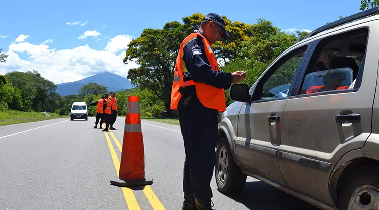 CONTROLES. Se intensificarán en el feriado largo. FOTO TOMADA DE COMUNICACIONTUCUMAN.GOB.AR