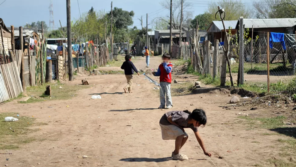 POBREZA. Imagen de un barrio tucumano. ARCHIVO