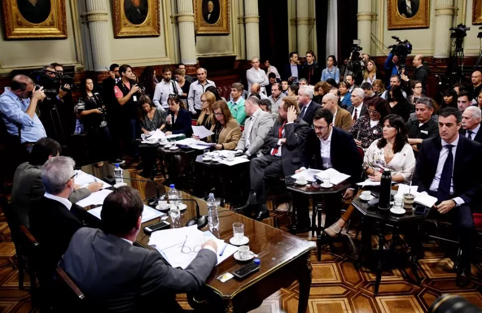 CITA. Diputados y senadores recibieron ayer a familiares de los tripulantes. télam