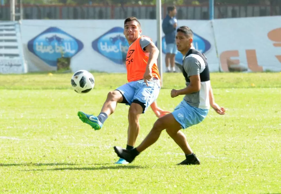 MARCA. Aliendro, que será titular el sábado, no puede bloquear a Melo. la gaceta / foto de franco vera