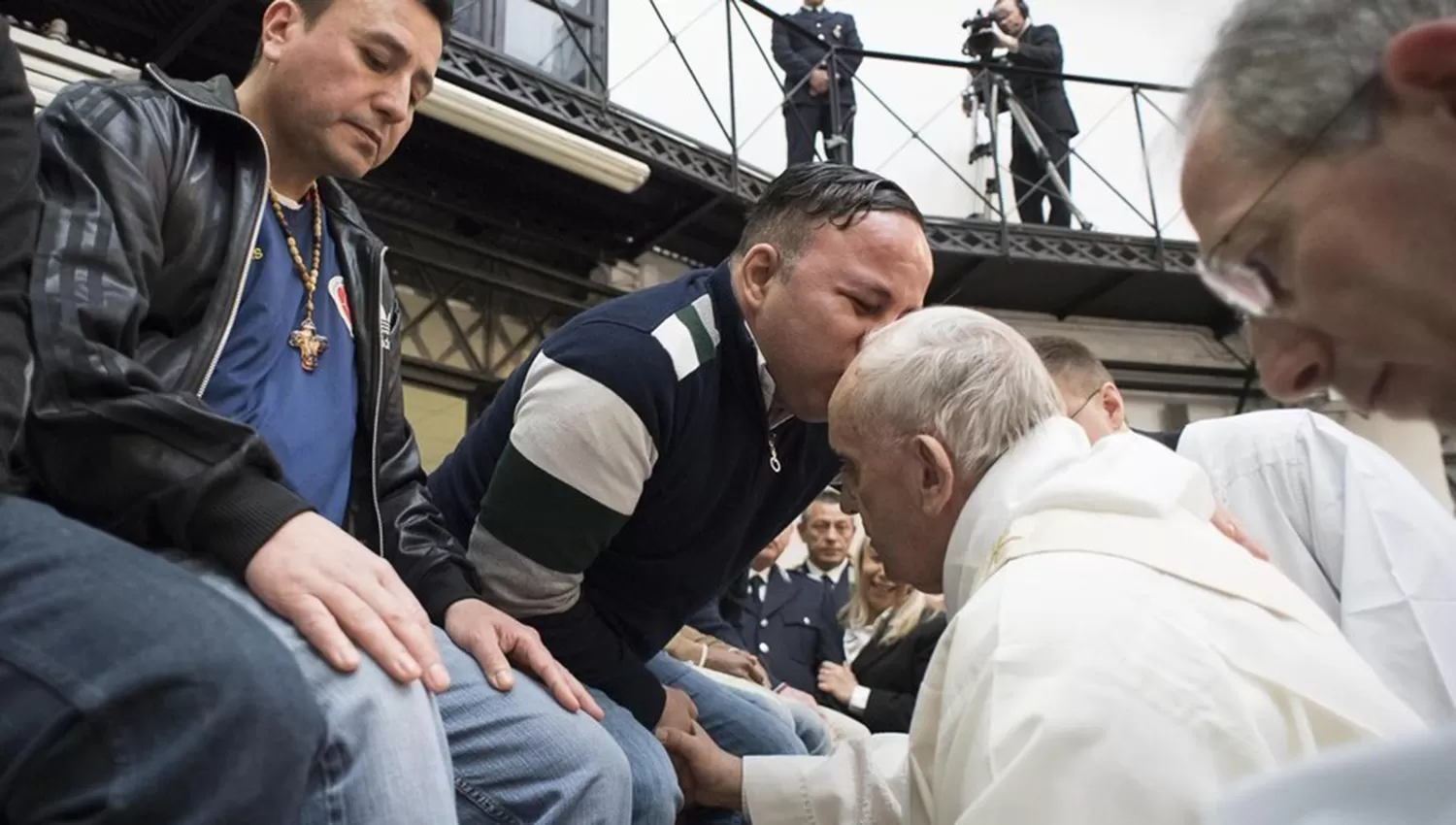 Francisco lavó los pies de 12 hombres de siete países distintos. FOTO TOMADA DE ELMUNDO.ES