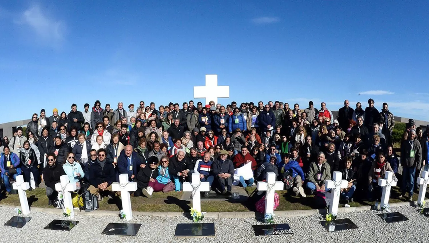 Los familiares de 90 caídos en Malvinas les rindieron homenaje en el cementerio de Darwin. PRESIDENCIA DE LA NACIÓN