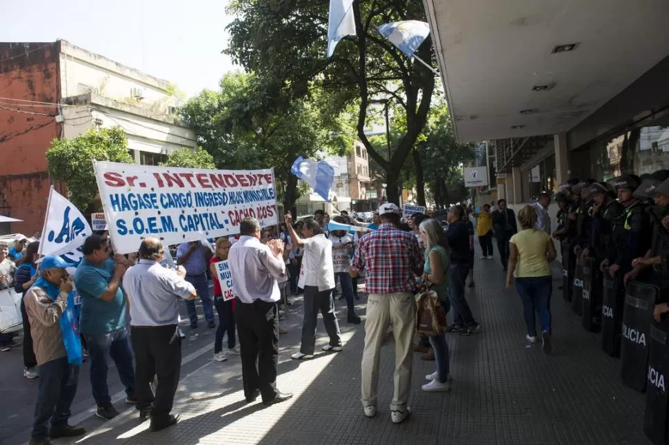 PUERTAS CERRADAS. Los manifestantes esperaban ser recibidos por el intendente, pero el ingreso estuvo vedado. la gaceta / FOTO DE JORGE OLMOS SGROSSO