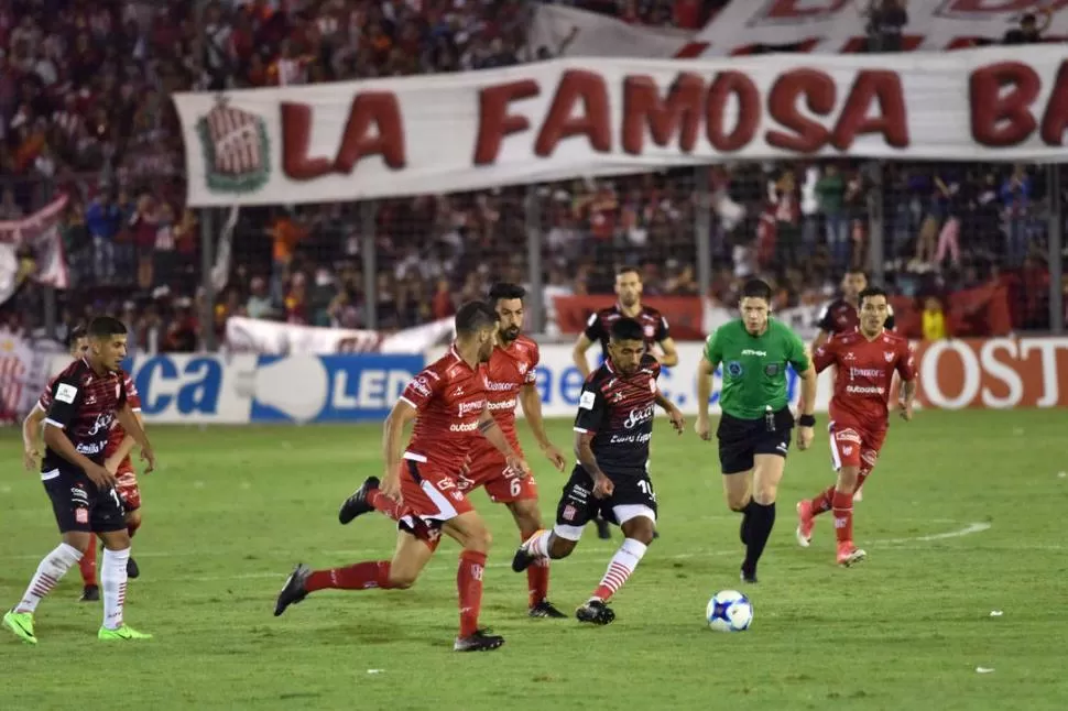 BIEN CERCA. García lleva la pelota y Arce se muestra como una alternativa de pase. Entre los dos intentan aportar el fútbol que el “Santo” necesita para ascender. la gaceta / foto de Inés Quinteros Orio