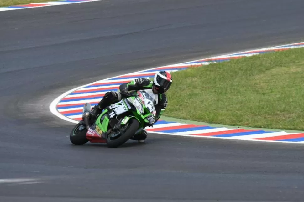 PISTA ENGOMADA. El tucumano Ramiro Mendilaharzu toma una curva, durante la fecha del Argentino Superbike. TRT