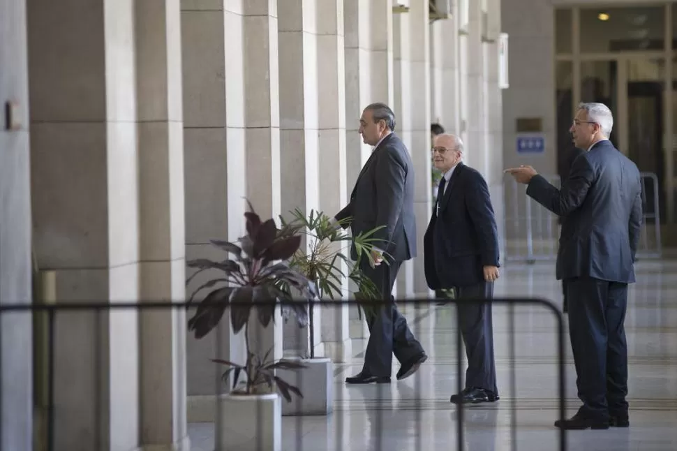 EN LA CORTE. Los jueces Dante Ibáñez, Carlos Caramuti y Rafael Macoritto se reunieron con Posse. la gaceta / FOTO DE JORGE OLMOS SGROSSO