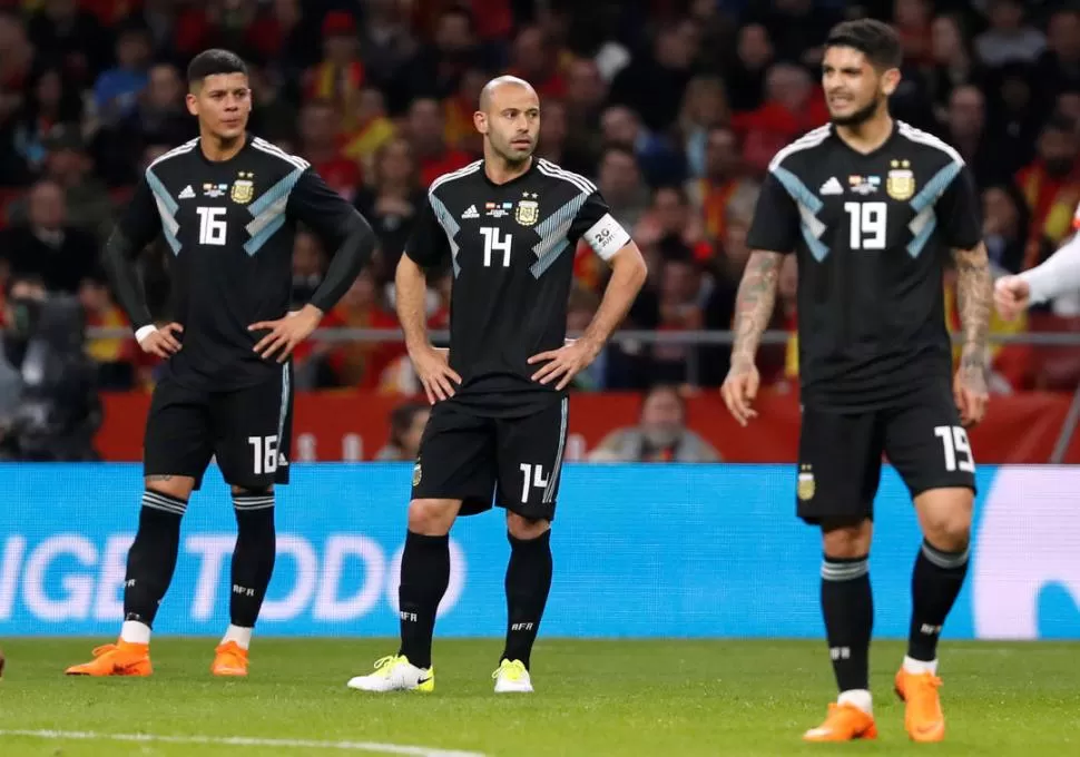 A PENSAR. Marcos Rojo y Javier Mascherano; pensativos. Actitud que deberá tener todo el equipo para encontrar respuestas. reuters 