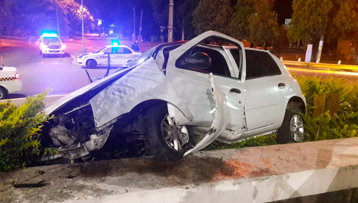 UN ACCIDENTE MÁS. En los últimos años ocurrieron numerosos siniestros en la rotonda de Camino del Perú y Belgrano. 