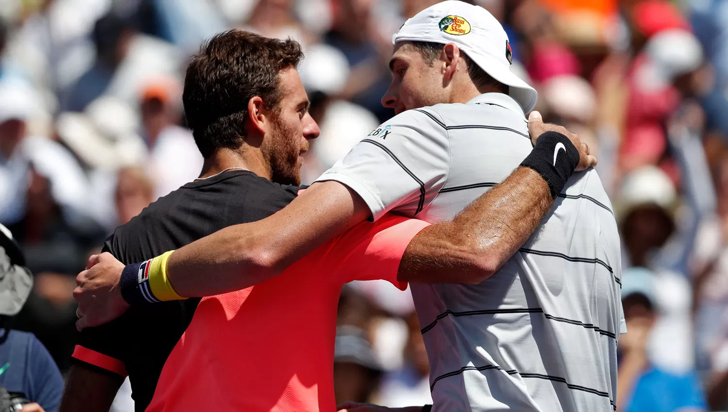 El abrazo entre Del Potro e Isner luego del partido. REUTERS