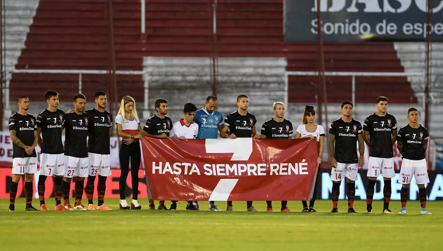 Los jugadores se unieron al minuto de silencio para recordar a Houseman. TÉLAM