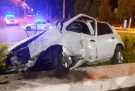 Perdió el control de su auto y terminó arriba de la rotonda de Camino del Perú