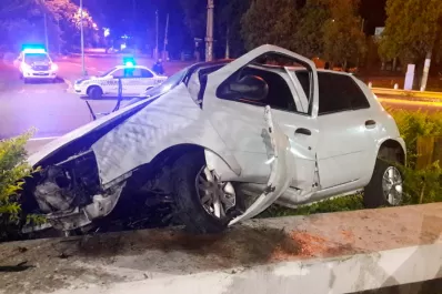 Perdió el control de su auto y terminó arriba de la rotonda de Camino del Perú