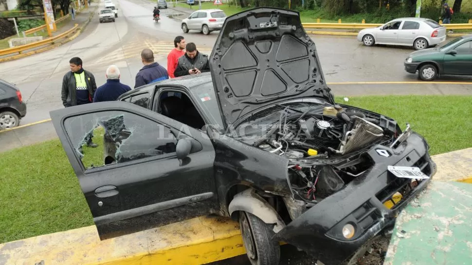 EN 2015. Un Renault Clio se trepó a la rotonda. ARCHIVO
