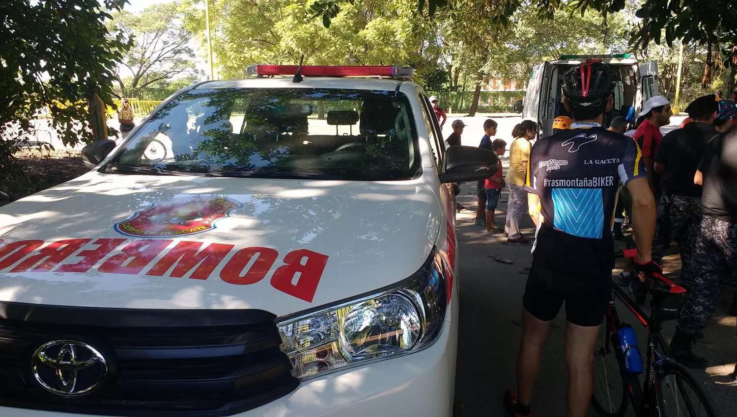 BOMBEROS, POLICÍA Y GUARDIA URBANA. Los tres equipos trabajaron en el lugar junto al Siprosa. FOTO TOMADA DE FACEBOOK