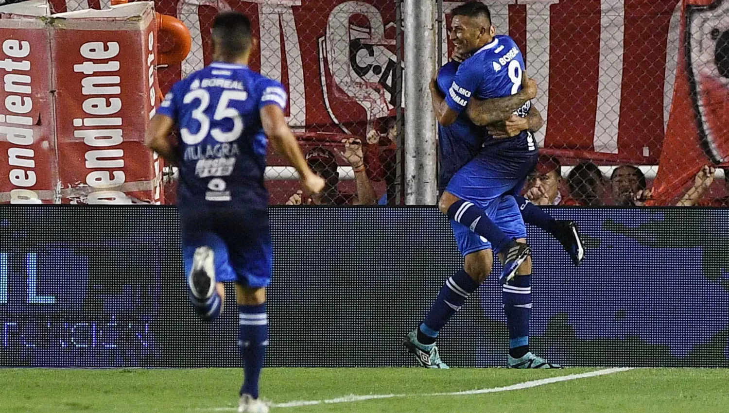 Acosta marcó un doblete y fue la figura de la noche en el Libertadores de América. TÉLAM