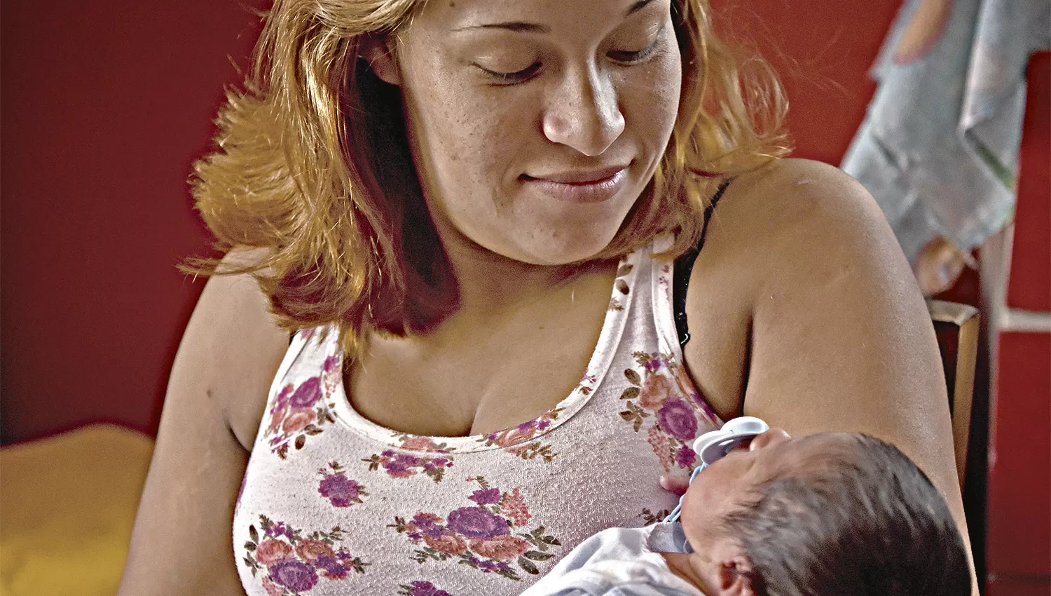 Carlitos en brazos de su mamá, Laura Véliz.
