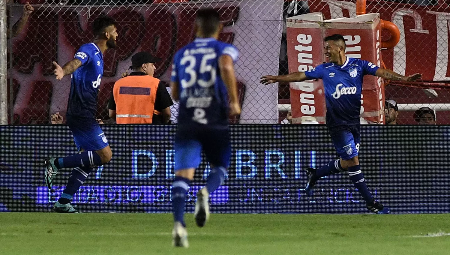 Acosta hizo feliz nuevamente a los hinchas del Decano. TÉLAM