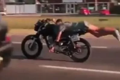 Imprudencia al volante: manejó por Panamericana acostado y a más de 130 kilómetros por hora