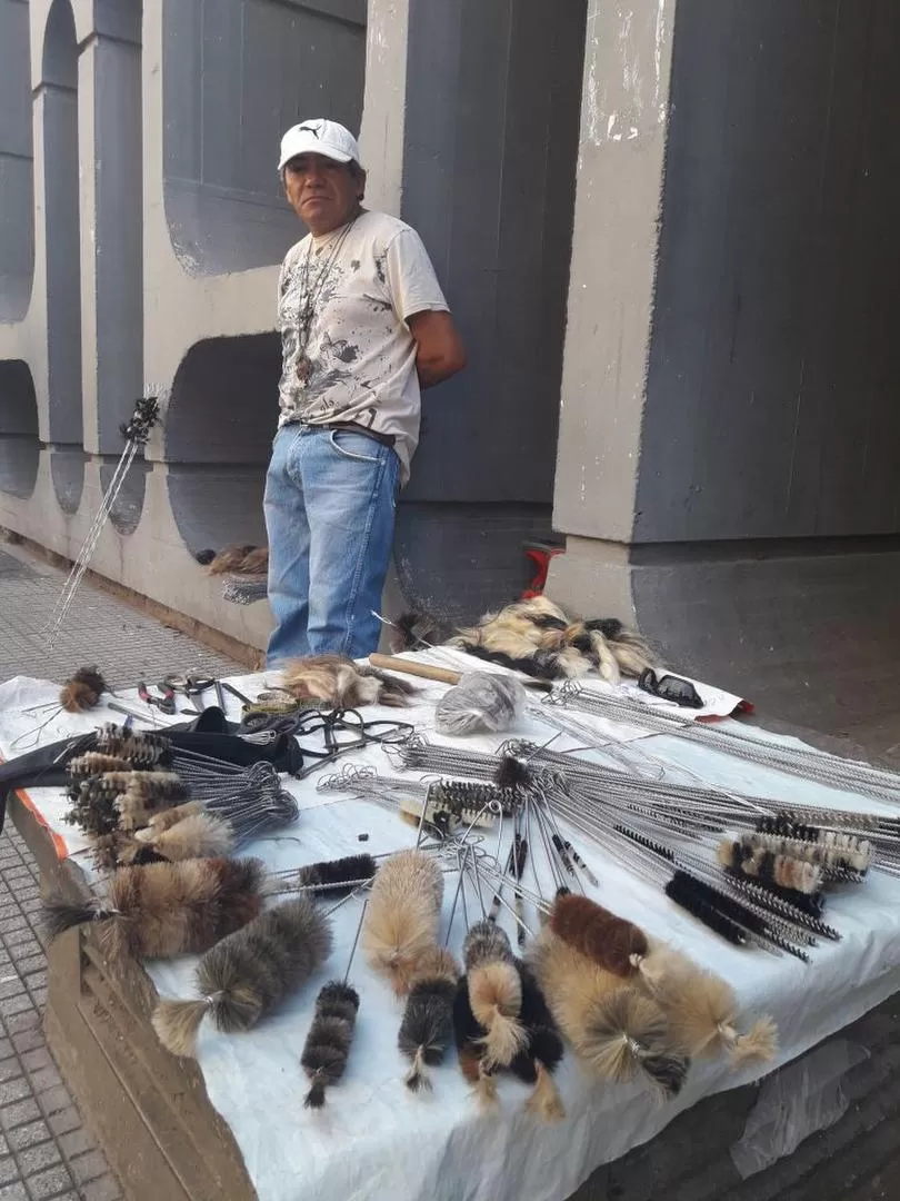 ARTESANO. En la vereda del Ente Cultural, Mario Juárez vende sus baquetas. 