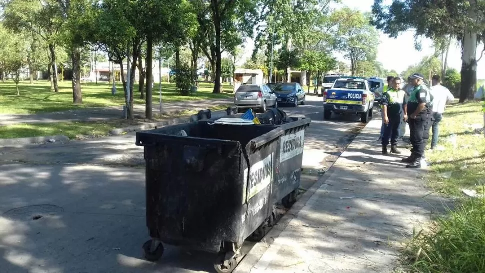 ALTO RIESGO. El material estaba dentro del contenedor, en la plaza del barrio El Nevado. credito