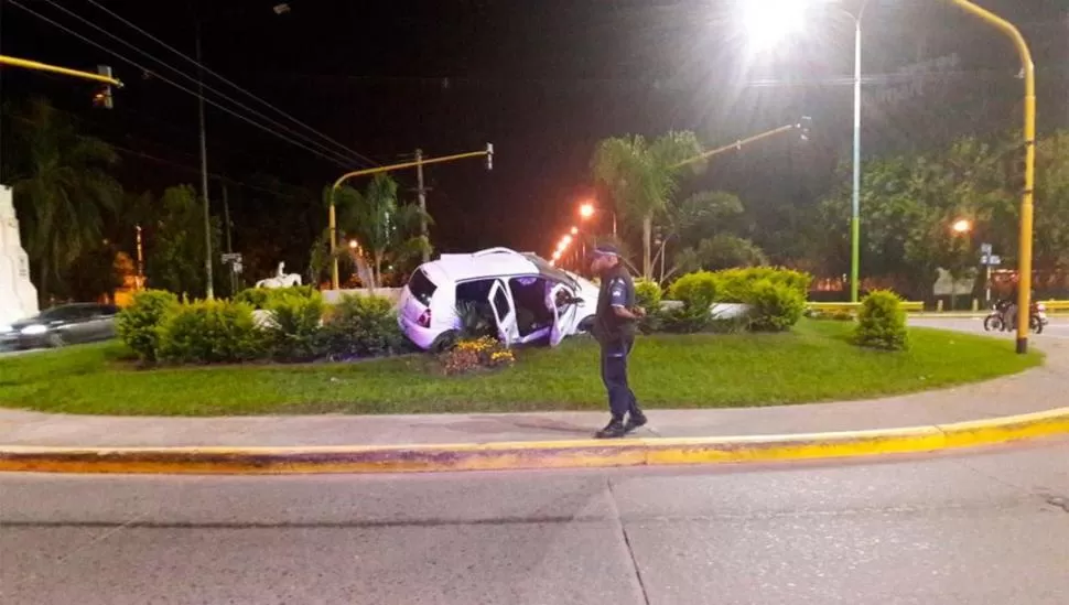 INCRUSTADO. El Renault Clio terminó en medio de la rotonda.  