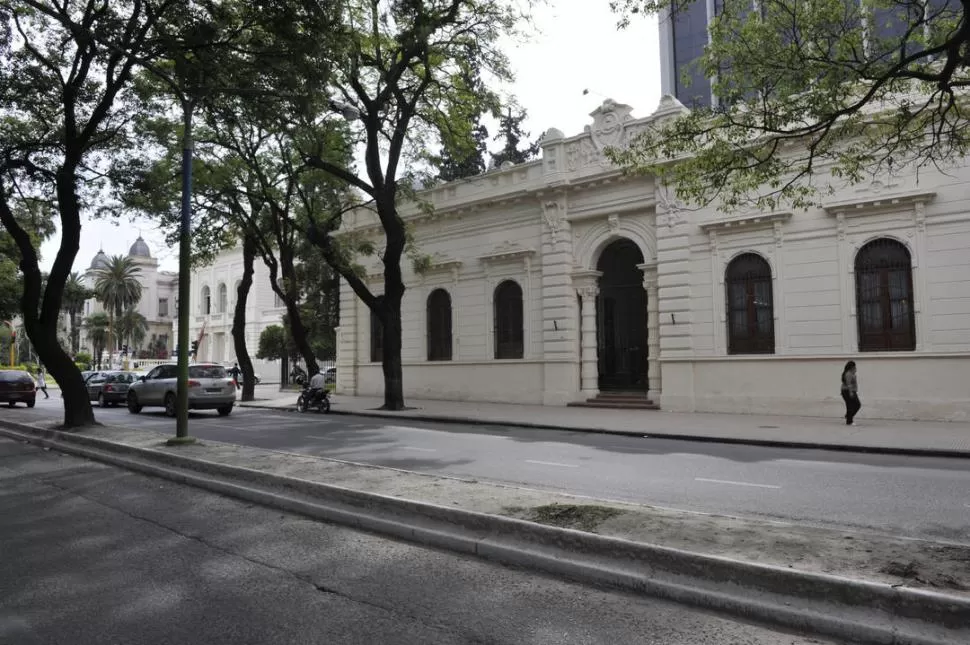 SARMIENTO AL 500. De la vieja ex Brigada queda poco más que la fachada. la gaceta / foto de JORGE OLMOS SGROSSO