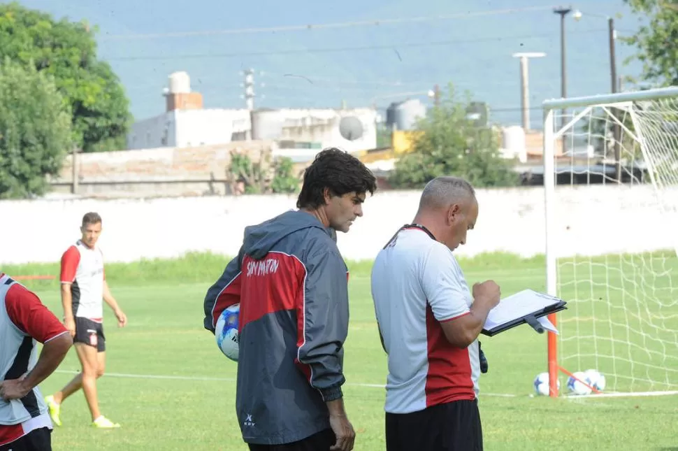 CONFIANZA. Forestello (en la foto con el preparador físico Diego Burkhard) dijo que su equipo está cada vez mejor. la gaceta / foto de héctor peralta