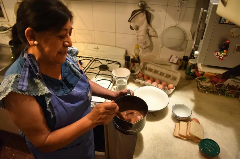 HACER EN EL MOMENTO. La primera torreja recibe su baño de huevo y leche antes de encontrarse con el aceite. LA GACETA /  FOTOS DE Inés Quinteros Orio