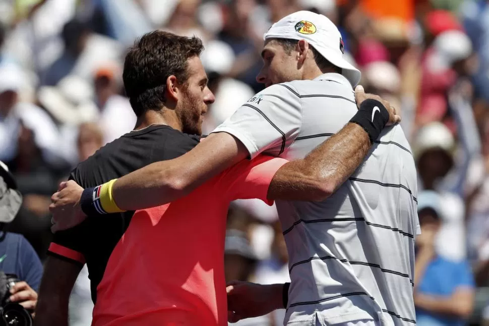 ÉSTA VEZ NO. Del Potro e Isner charlan al final del partido que ganó el local. reuters 