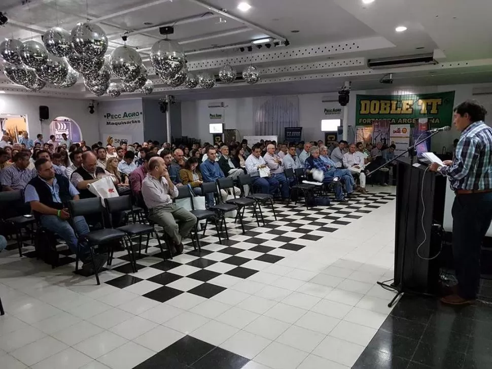 TODOS JUNTOS. Un nutrido grupo de productores, investigadores y técnicos asistió a la Jornada sobre Caña que organizaron dos grupos CREA locales. 