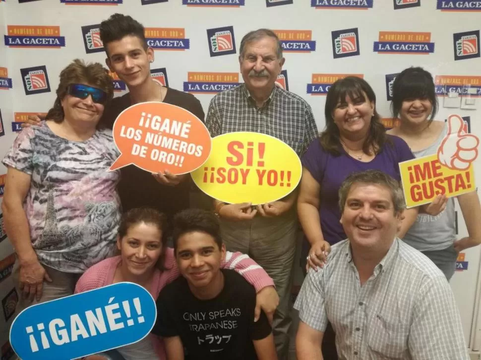 TODOS JUNTOS. Deborah (abajo, de rosa) y Raúl (con bigotes y camisa escocesa) posan junto con sus familiares luego de recibir los premios. 