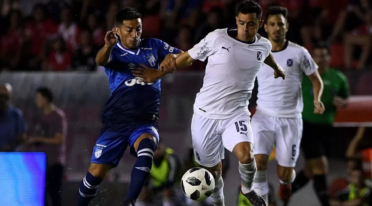 El Bebé Acosta marcó los dos goles para la victoria de Atlético en Avellaneda. TÉLAM