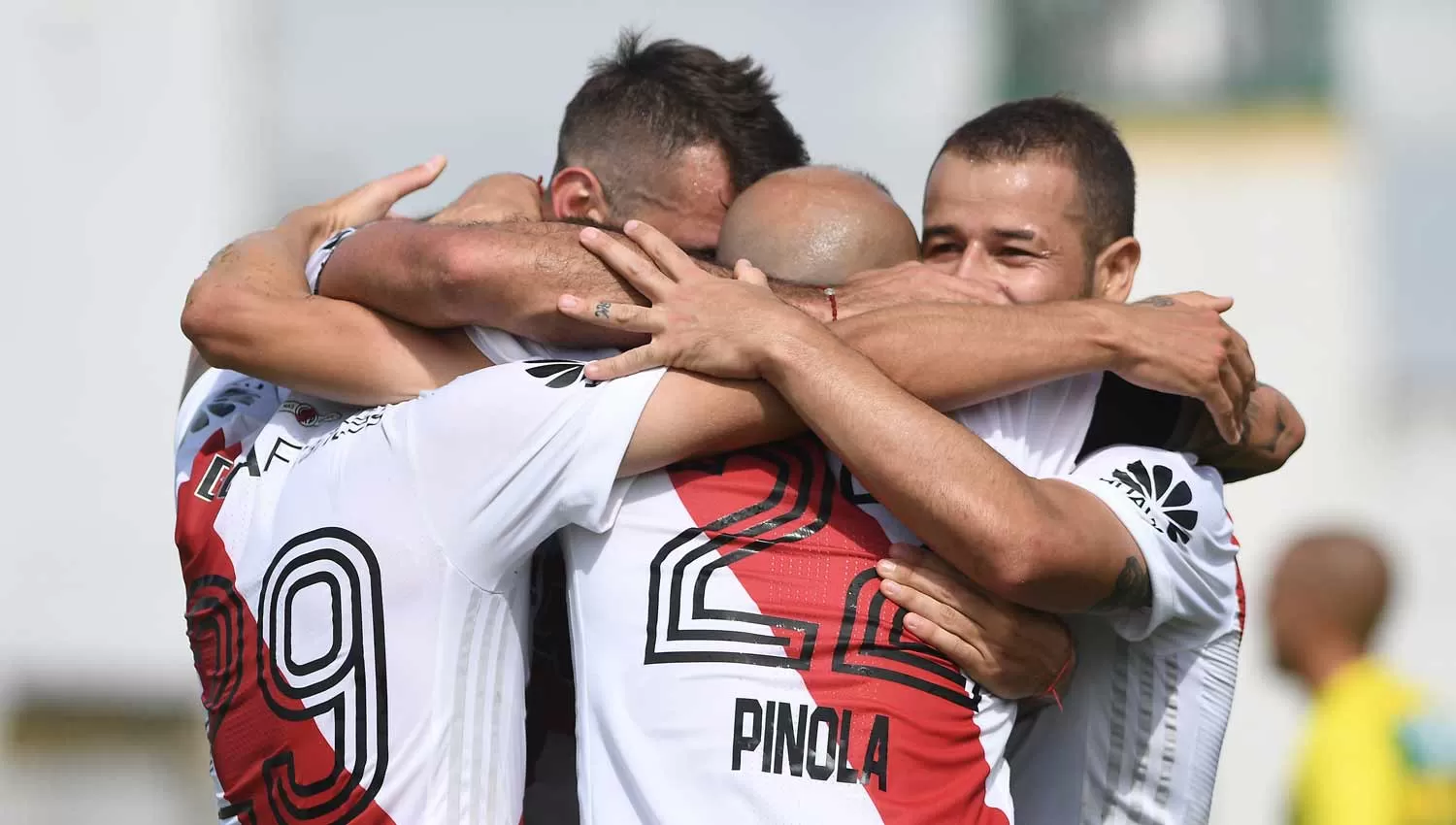 TODOS PARA UNO. River sigue en levantada y sumó su tercer triunfo consecutivo, para recuperar terreno y acercarse a las copas internacionales. TÉLAM