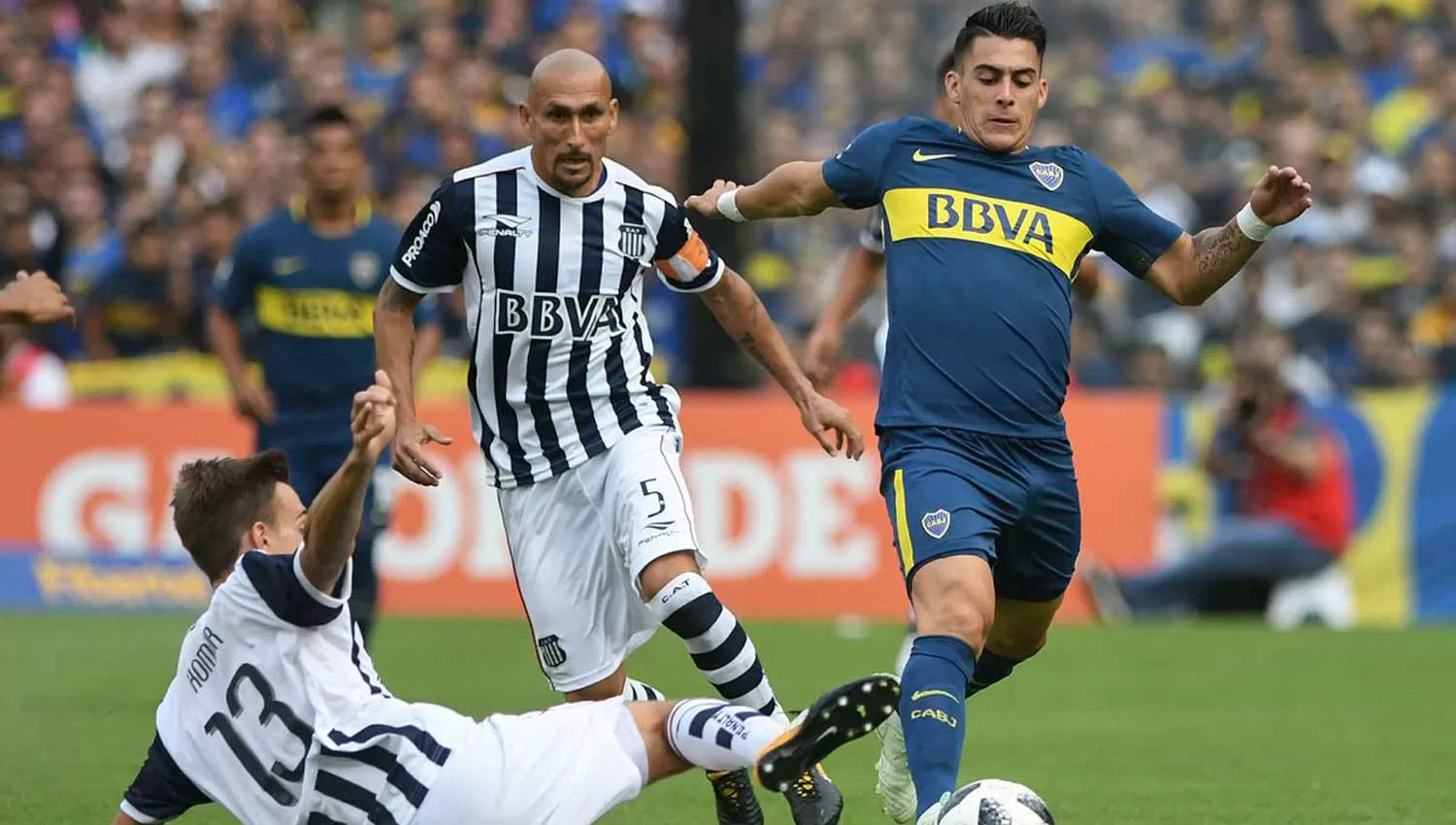 IMPARABLE. Pavón es figura de Boca, que vence a Talleres en La Bombonera. (INFOBAE)