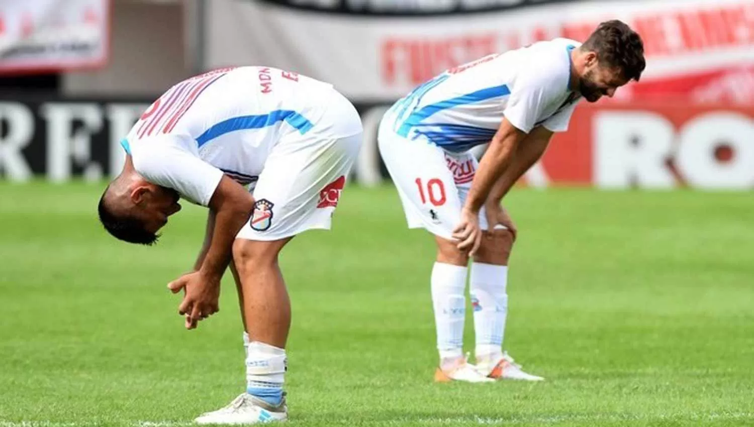 DECEPCIÓN. Los jugadores de Arsenal, que empataron ante Chacarita, se lamentan por el descenso. (OLÉ)