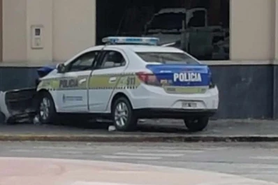 Un patrullero de la Policía chocó en barrio Norte
