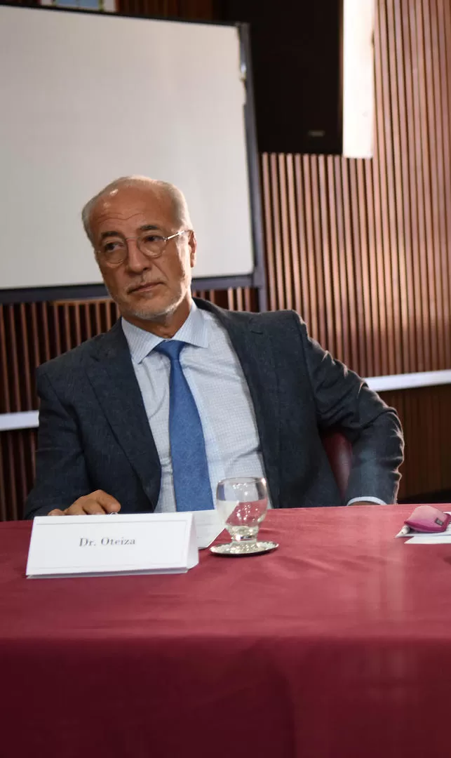 DISERTANTE. El jurista Eduardo Oteiza en la mesa panel del 22 de marzo. la gaceta / foto de Analía Jaramillo