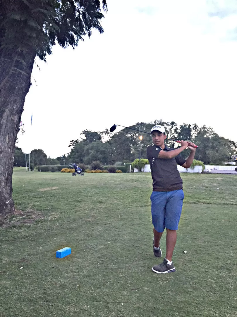 BUEN TRABAJO. Nahuel Fernández presentó el mejor score del día,con 68 golpes. prensa jockey club 