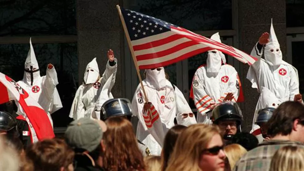 EL KU KLUX KLAN. La organización de extrema derecha representa la intolerancia de los anglosajones hacia los afroamericanos.