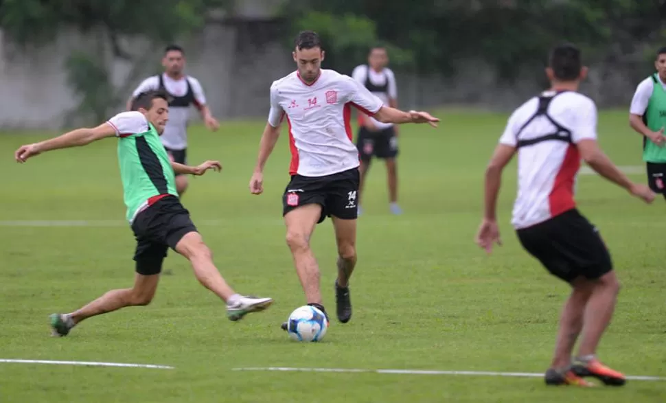 EQUILIBRIO. Altuna aporta marca en un mediocampo “santo” bien ofensivo.  la gaceta / foto de franco vera 