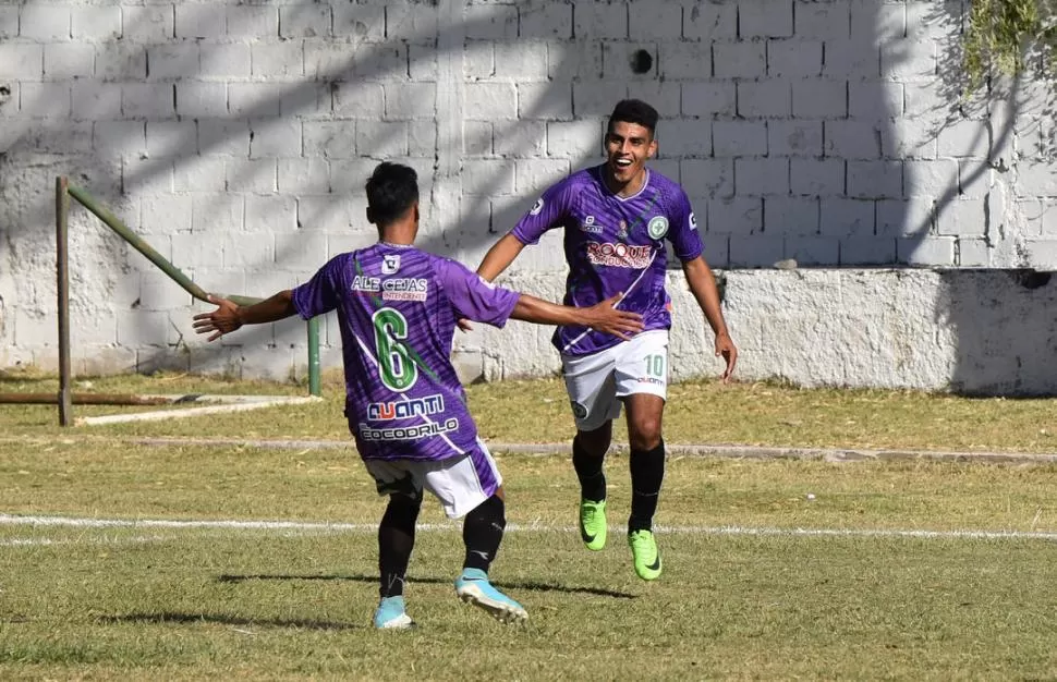 FELICIDAD. Soria marcó el tercer gol de Graneros y lo festeja con Bulacio. la gaceta / foto de osvaldo ripoll 