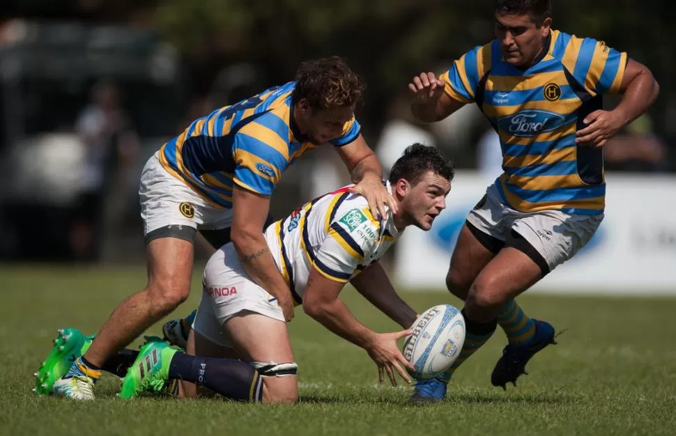 NO PUDO REPETIR. José Calliera, de Lawn Tennis, intenta proteger la pelota. prensa uar