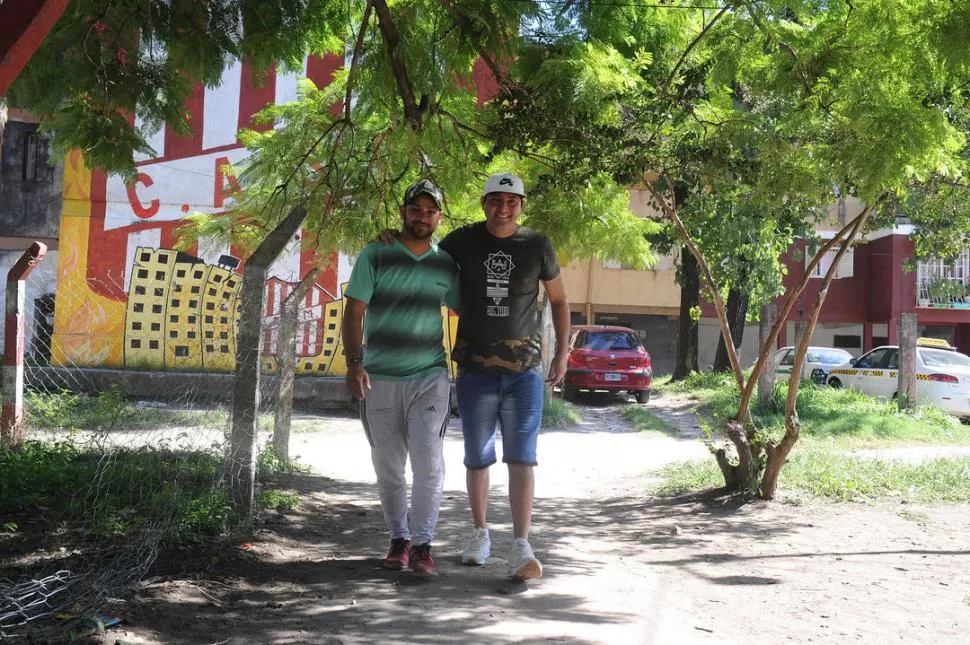 LOS IBÁÑEZ, JUNTOS Y BIEN. Ahora trabajan en el mismo rubro: fabricando y vendiendo plumeros. la gaceta / foto de hector peralta