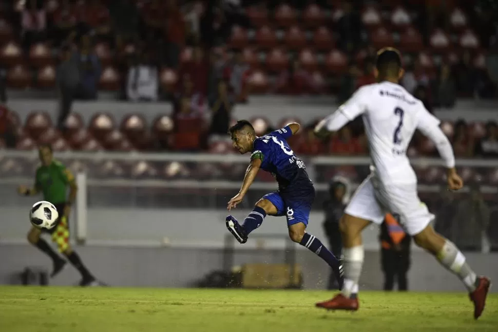 ADENTRO. Acosta hizo lo que ningún delantero de Atlético pudo frente al arco de Martín Campaña: lastimarlo con goles. “Bebé”, en una noche inolvidable, sentencia el partido con el remate que significó el 2-0.  	foto de Ignacio Izaguirre - especial para la gaceta 